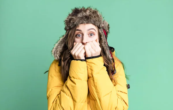 冬服を着た若い可愛い女性 寒さと冬のコンセプト — ストック写真
