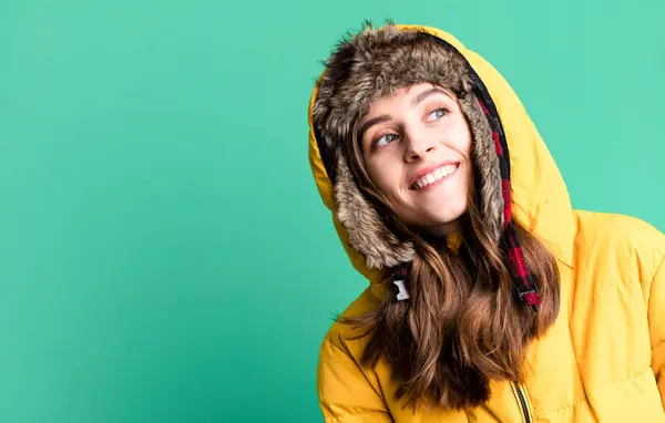 Kışlık Giysileri Olan Genç Güzel Bir Kadın Soğuk Kış Kavramı — Stok fotoğraf