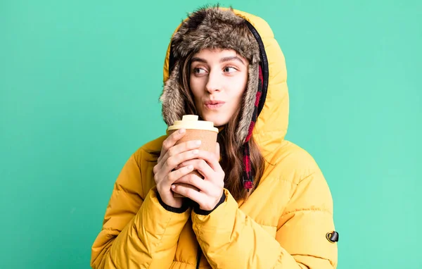 Joven Mujer Bonita Con Ropa Invierno Café Caliente Concepto Frío —  Fotos de Stock
