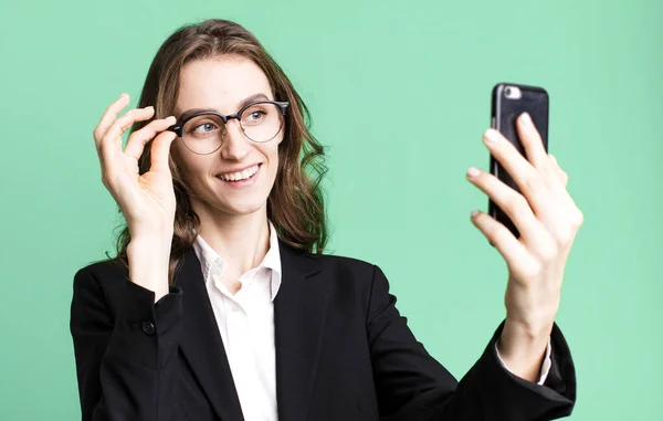 Ung Vacker Kvinna Med Mobiltelefon — Stockfoto