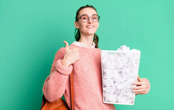 Hataları Olan Genç Güzel Bir Öğrenci Kağıt Toplar Çöp — Stok fotoğraf