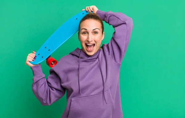Young Pretty Woman Skate Board — Stockfoto