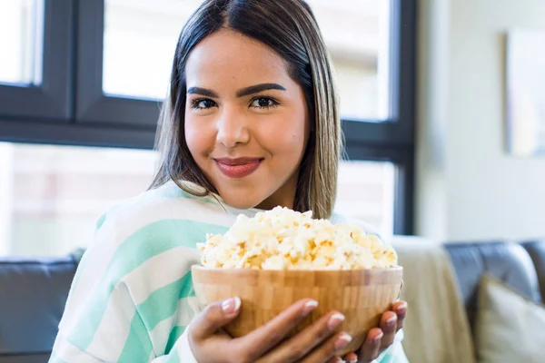 Pretty Latin Woman Film Popcorn — Stok fotoğraf