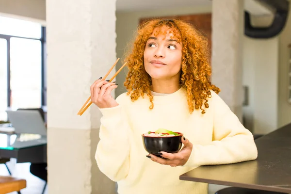 Young Red Hair Latin Pretty Woman Eating Ramen Noodle Bowl — Stockfoto