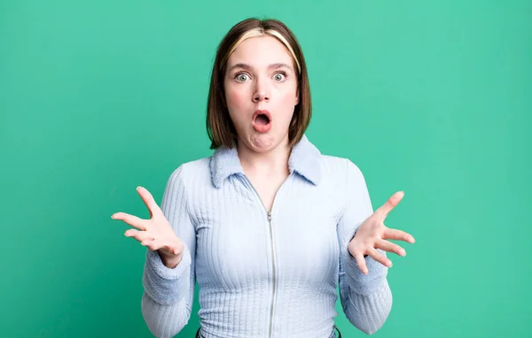 Young Pretty Woman Feeling Extremely Shocked Surprised — Stock Photo, Image