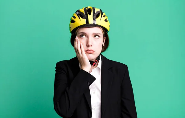 Genç Güzel Bir Kadın Sıkıcı Bıkkın Uykulu Hissediyor Bisiklet Kadını — Stok fotoğraf