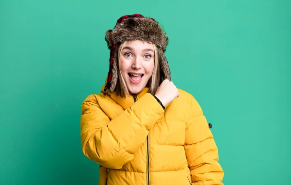 Young Pretty Woman Feeling Happy Facing Challenge Celebrating Cold Coat — Foto Stock