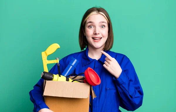 Young Pretty Woman Looking Excited Surprised Pointing Side Housekeeper Toolbox — Stock fotografie