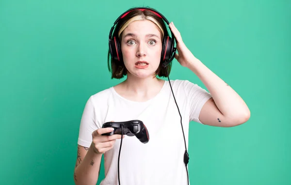 若い女性はストレスを感じ不安や恐怖を感じ手を頭にして ゲーマーのコンセプト — ストック写真