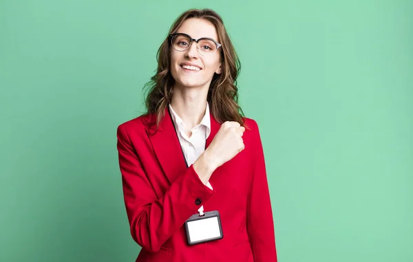 Joven Bonita Mujer Sintiéndose Feliz Frente Desafío Celebración Vip Pass — Foto de Stock