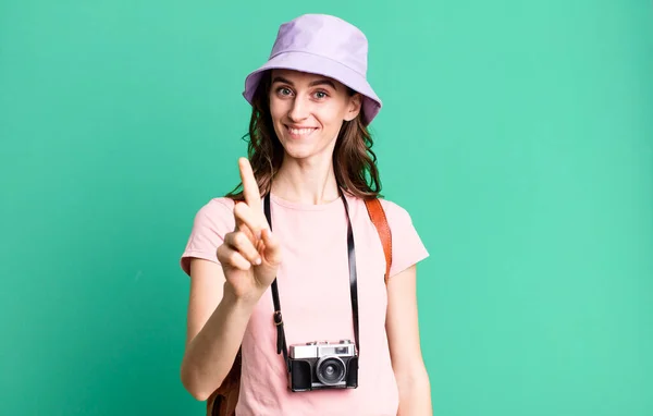 Young Pretty Woman Smiling Proudly Confidently Making Number One Tourist — Stock Photo, Image