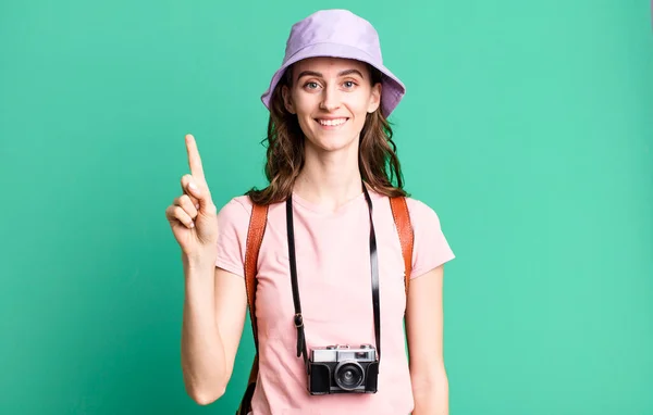 Young Pretty Woman Smiling Looking Friendly Showing Number One Tourist — Stock Photo, Image
