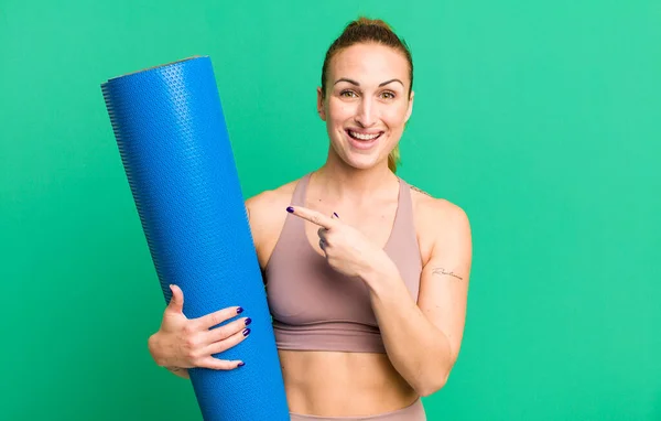 Young Pretty Woman Looking Excited Surprised Pointing Side Fitness Yoga — Stockfoto
