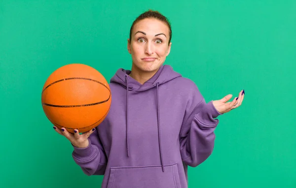 Young Pretty Woman Feeling Puzzled Confused Doubting Basketball Concept — Stock Photo, Image