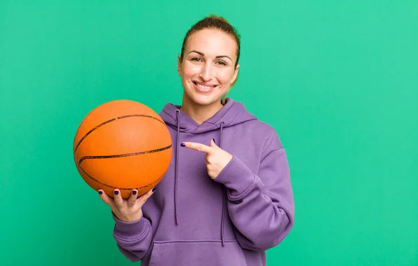 Young Pretty Woman Smiling Cheerfully Feeling Happy Pointing Side Basketball — Stock fotografie