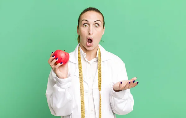 Young Pretty Woman Amazed Shocked Astonished Unbelievable Surprise Dietician Concept — Stock fotografie