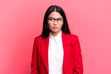 Hispanik güzel kadın üzgün, üzgün ya da kızgın hissediyor ve yana bakıyor. iş kavramı