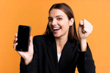 Genç ve güzel iş kadını akıllı telefonunu kullanıyor.