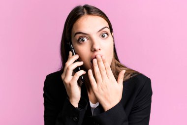 Genç ve güzel iş kadını akıllı telefonunu kullanıyor.