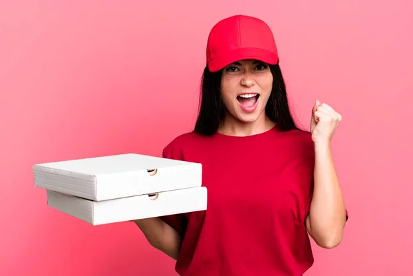Hispanic Pretty Woman Shouting Aggressively Angry Expression Delivery Pizza Concept — Stock Photo, Image