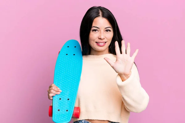 Hispanic Pretty Woman Smiling Looking Friendly Showing Number Five Skate — Fotografie, imagine de stoc