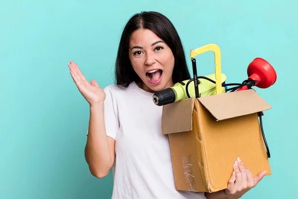 Hispanic Pretty Woman Feeling Happy Astonished Something Unbelievable Tool Box — Fotografia de Stock