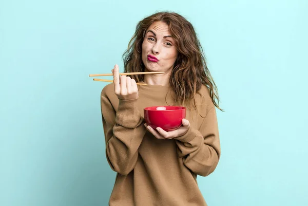 Hispanic Pretty Young Woman Eating Japanese Noodles Bowl — 图库照片
