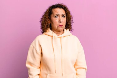 Orta yaşlı İspanyol kadın üzgün ve stresli. Kötü bir sürpriz yüzünden üzgün. Olumsuz, endişeli bir bakışla.