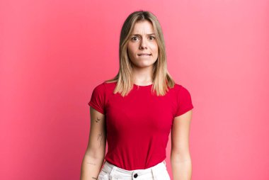 Sarışın, güzel bir kadın. Kafası karışık, kafası karışık ve hangi seçeneği seçeceği belirsiz. Sorunu çözmeye çalışıyor.