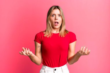 Sarışın, güzel bir kadın şok olmuş ve şaşırmış, endişeli ve paniklemiş, stresli ve dehşete kapılmış görünüyor.