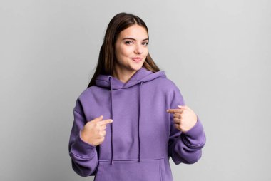 Güzel, genç bir kadın gururlu, kibirli, mutlu, şaşırmış ve tatmin olmuş görünüyor.