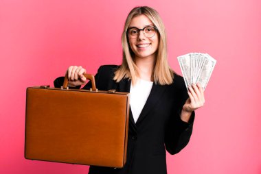 Bavullu genç ve güzel bir iş kadını.