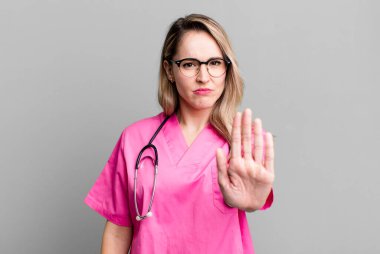 Avuç içinin açık durduğunu gösteren ciddi bir hareket. hemşire konsepti