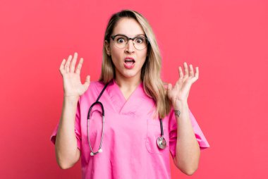 Elleri havada çığlık atıyorlardı. hemşire konsepti