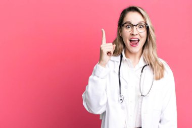 Bir fikri fark ettikten sonra mutlu ve heyecanlı bir dahi gibi hissediyorum. Tıp öğrencisi ya da doktor.