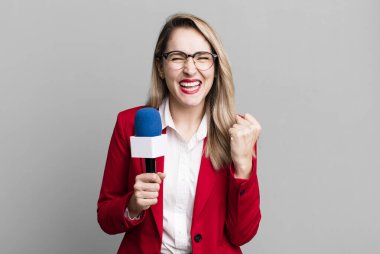 Kızgın bir ifadeyle agresif bir şekilde bağırıyordu. gazeteci veya sunucu kavramı