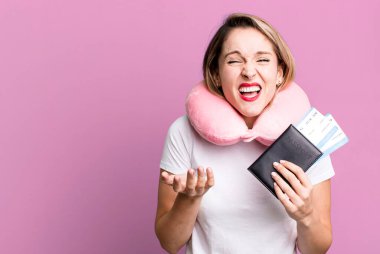 Çaresiz, hayal kırıklığına uğramış ve stresli görünüyor. uçuş yolcu kavramı