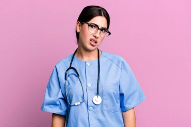 Şaşırmış ve kafası karışmış hissediyorum. hemşire konsepti