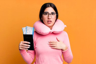 Şok olmuş ve ağzı açık, kendini işaret ederek şaşırmış görünüyordu. uçuş yolcu kavramı