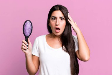 Şaşırmış görünüyor, yeni bir düşünce, fikir ya da konseptin farkına varıyor. saç tarağı konsepti