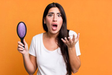 Çaresiz, hayal kırıklığına uğramış ve stresli görünüyor. saç tarağı konsepti