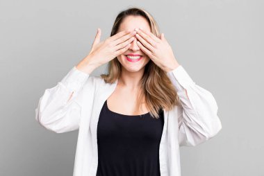 Gülümsüyor ve mutlu hissediyorum, iki elimle gözlerimi kapatıyorum ve inanılmaz bir sürpriz bekliyorum.