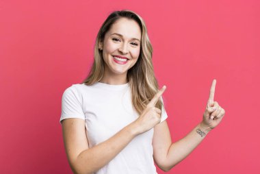 Gülümseyen ve her iki elinle yukarı ve yana doğru gösteren nesne kopyalama boşluğunda