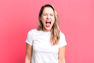 Saldırgan bir şekilde bağırmak, sinirli, sinirli, öfkeli ya da sinirli görünmek, haykırmak yok