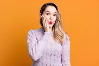 Şok oldum ve ağzım açık inanmamak için yüz yüze sarıldım.