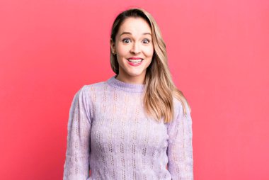 Mutlu ve hoş bir şekilde şaşırmış görünüyordu. Büyülenmiş ve şok olmuş bir ifadeyle heyecanlıydı.