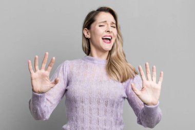 Sersemlemiş ve korkmuş hissediyorum. Korkutucu bir şeyden korkuyorum. Ellerim açık, uzak dur diyorum.