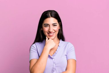 Gülümsüyor, hayattan zevk alıyor, mutlu, arkadaş canlısı, tatmin olmuş ve tasasız.