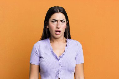 Şok olmuş, kızgın, sinirli ya da hayal kırıklığına uğramış, ağzı açık ve öfkeli görünüyordu.