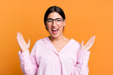 Mutlu ve heyecanlı görünüyordun. Beklenmedik bir sürprizle şoke olmuştun. İki elin de yüzü açıktı.